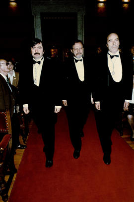 Juan Luis Cebrián entra en el Salón de Actos acompañado por Antonio Muñoz Molina y Domingo Ynduráin