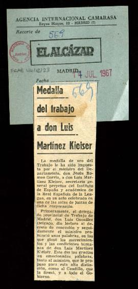 Recorte del diario El Alcázar por la noticia titulada Medalla del trabajo a don Luis Martínez Kle...