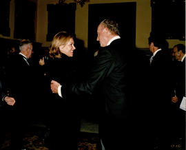 Juan Carlos I saluda a Noemí Sanín en la Sala de Directores