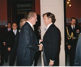 El rey  Juan Carlos I saluda a Ricardo Martí Fluxá