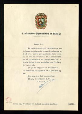 Carta del alcalde de Málaga al secretario en la que le transmite el acuerdo de Comisión Municipal...