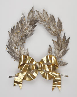 Corona de laurel con hojas de plata, lazo de plata alemana y frutos de latón