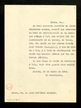 Copia sin firma del oficio del secretario a Luis Martínez Kleiser en el que le traslada el acuerd...