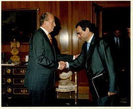 Juan Carlos I estrecha la mano a Jaime Caruana, presidente de la Fundación pro Real Academia Espa...