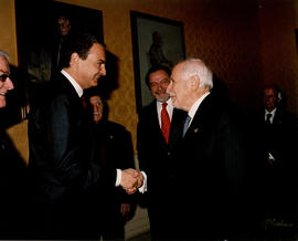 El presidente del gobierno, Jose Luis Rodríguez Zapatero, y José Luis Pinillos se saludan en la S...