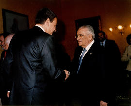 El presidente del gobierno, Jose Luis Rodríguez Zapatero, y Luis Ángel Rojo se saludan en la Sala...