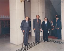 El rey Juan Carlos I, Fernando Lázaro Carreter y Luis Ángel Rojo en el vestíbulo de la primera pl...
