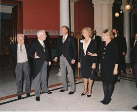 Víctor García de la Concha, los reyes Juan Carlos I y Sofía y Pilar del Castillo en el vestíbulo ...