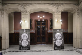 Vestíbulo principal de la Real Academia Española decorado para el acto de presentación de la mone...
