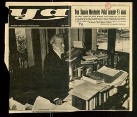 Recorte de la portada del diario Ya con una fotografía de Ramón Menéndez Pidal en su mesa de trabajo