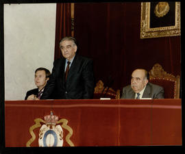Luis Ángel Rojo, Fernando Lázaro Carreter y Ricardo Martí Fluxá en la mesa presidencial
