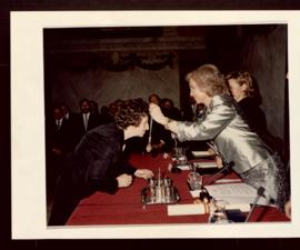 La reina Sofía coloca la medalla de académica a Margarita Salas