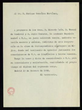 Copia del oficio del secretario a Enrique González Martínez en el que le comunica que la Real Aca...