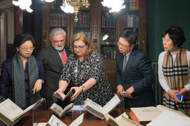 Darío Villanueva y una delegación de la SISU atienden a las explicaciones de la bibliotecaria Paz...