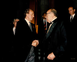 El rey Juan Carlos I saluda a Fernando Lázaro Carreter, director