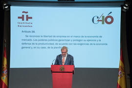 Juan Luis Cebrián lee el artículo 38 de la Constitución Española en el Instituto Cervantes