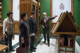 Darío Villanueva enseña a la delegación de la SISU la serie de diccionarios de la lengua española...