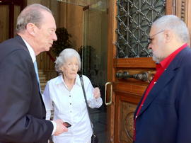 José Manuel Blecua recibe a Ana María Matute en la sede de la Real Academia Española junto a su h...