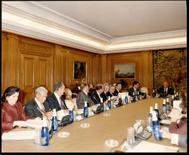 Miembros del patronato de la Fundación pro Real Academia Española  sentados a la  derecha de Juan...