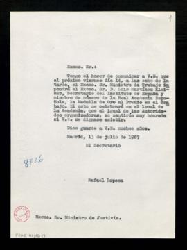 Copia sin firma del oficio del secretario, Rafael Lapesa, al ministro de Justicia con el que le i...
