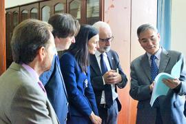 Lu Jingsheng, de la SISU, acompañado por la delegación de la Real Academia Española, en la Univer...
