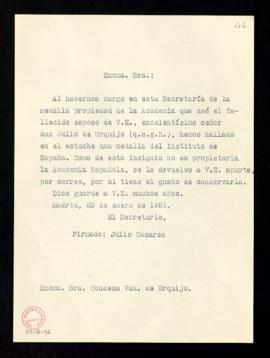 Copia del oficio del secretario a la condesa viuda de Urquijo en el que le informa que, en el est...