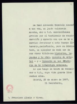 Copia sin firma del oficio del secretario a Francisco Almela y Vives de traslado del agradecimien...