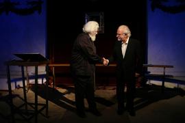 José María Merino, académico de número, y Mario Gas, actor se saludan tras la lectura  de Histori...