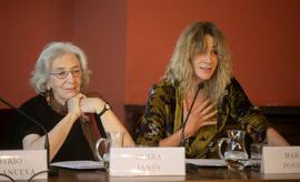 Clara Janés y Marta Poveda en la presentación del proyecto Amamos la poesía en la sala Rufino Jos...