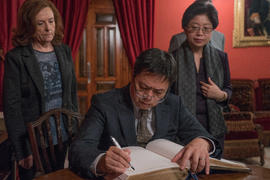 Li Yansong, rector de la SISU, firma en el libro de honor de la Real Academia Española