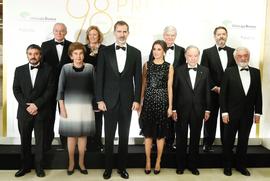 Los reyes de España Felipe VI y Letizia con los ganadores de los premios ABC