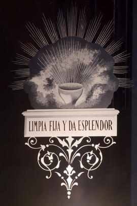 Emblema de la Real Academia Española tallado en un cristal interior