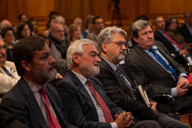 Darío Villanueva, director de la Real Academia Española, y otros asistentes al acto de conmemorac...