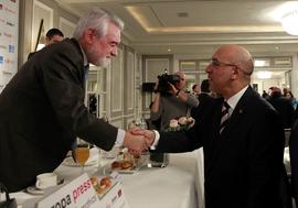 Darío Villanueva, director de la Real Academia Española, estrecha la mano a un asistente a los De...