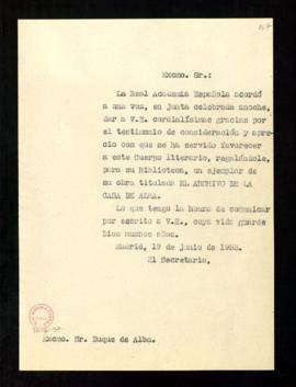 Copia sin firma del oficio del secretario al duque de Alba de traslado del agradecimiento de la j...
