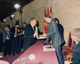El rey Juan Carlos I recibe una placa conmemorativa entregada por Ángel Martín Municio