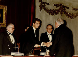 El príncipe de Asturias entrega el diploma de académico a Ricardo Gullón