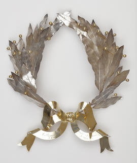 Corona de laurel de plata y botones y lazo de oro