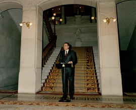 El presidente del gobierno, José Luis Rodríguez Zapatero, dice unas palabras en el vestíbulo prin...