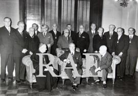 Grupo de académicos en el almuerzo del director de 14 de enero de 1962